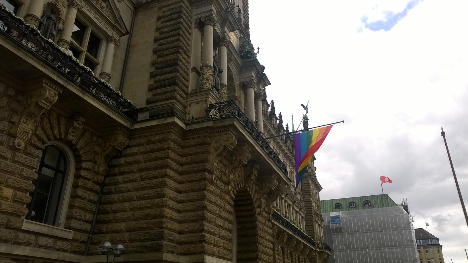 Regenbogenflagge_Rathaus_Hamburg_JD
