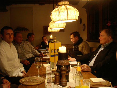 Der Bundestagsabgeordnete Brkhardt Müller-Sönksen (l.) und weitere Mitglieder und Interessenten trafen sich zur ersten Mitgliederversammlung im Jahr